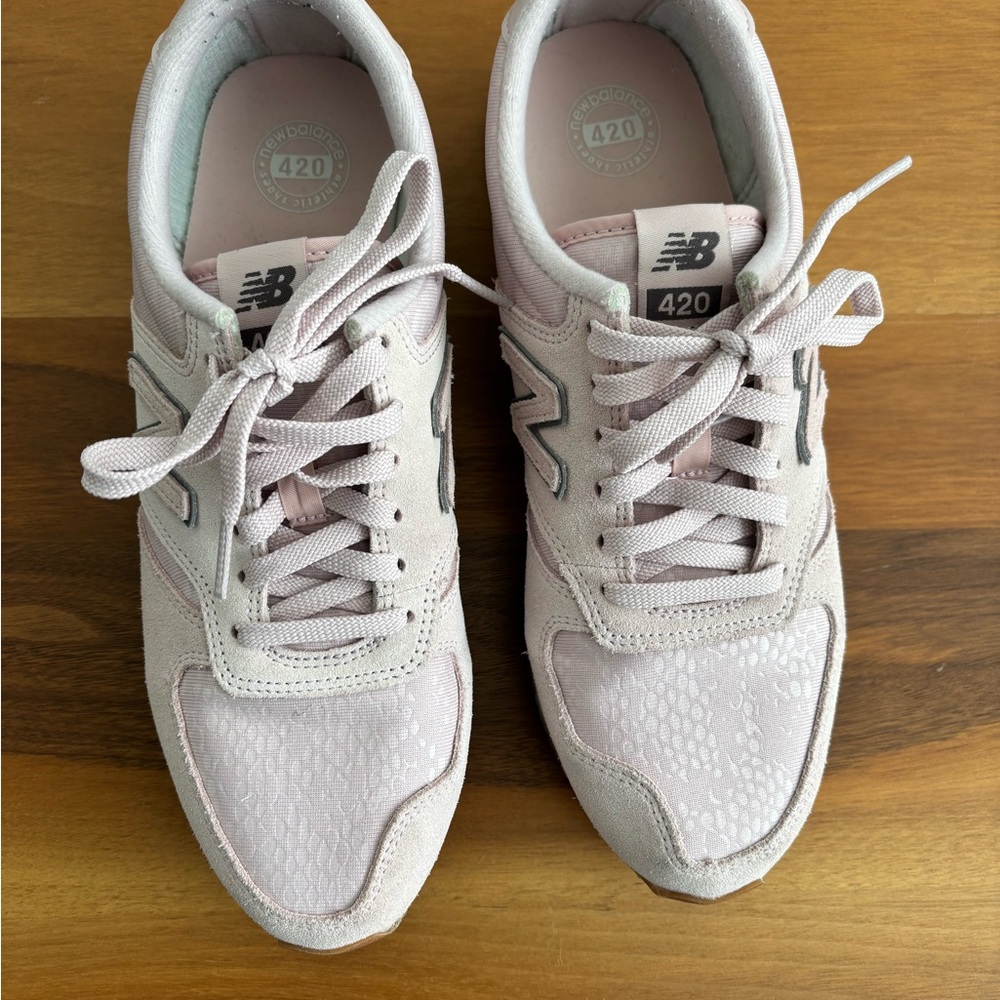 New Balance 420 Women's Pink Sneakers